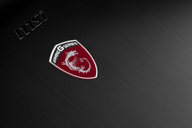 Siyah cilalı alüminyum yüzeye kırmızı ejderha sembolüyle Msi logosunu kapat. Wrocaw 02 Ocak 2020, Polonya.