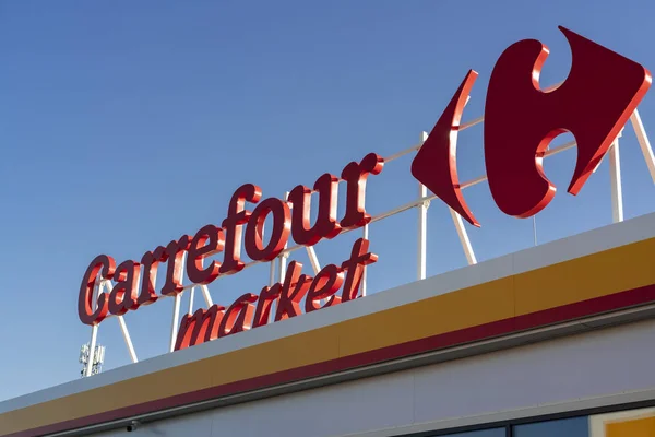Katy Wroclawskie Poland Грудня 2019 Логотип Carrefour Даху Станції Shell — стокове фото