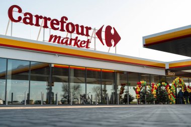 Katy Wroclawskie, Polonya 20 Aralık 2019: Shell istasyonu Katy Wroclawskie 'de Carrefour indirim pazarının resmi açılışı. 