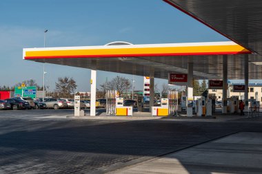 Katy Wroclawskie, Polonya 20 Aralık 2019: Shell benzin istasyonunun resmi büyük açılışı. 
