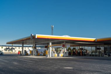 Katy Wroclawskie, Polonya 20 Aralık 2019: Shell benzin istasyonunun resmi büyük açılışı. 
