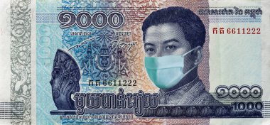 Kamboçya 'da Coronavirus. Karantina ve küresel durgunluk. Enfeksiyona karşı yüz maskesi takılı 1000 Riel banknotu. Corona virüsü küresel ekonomiyi vurdu. 19 salgını ve salgını var. Coronavirus küresel borsayı kritik derecede etkiliyor.