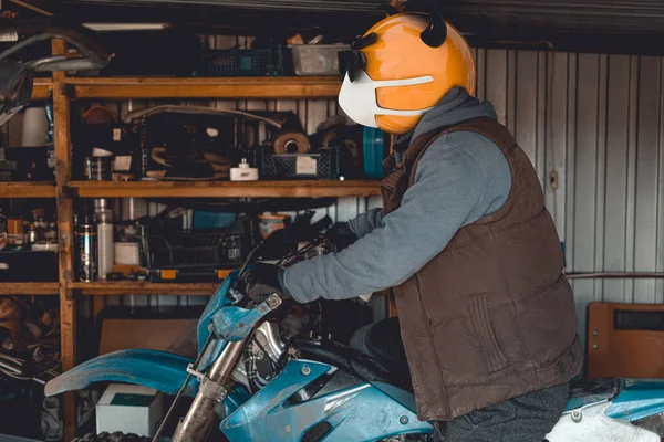Эмодзи Мотокросс Всадник Модных Черных Очках Ботаника Мотоцикле Гараже Эмодзи — стоковое фото
