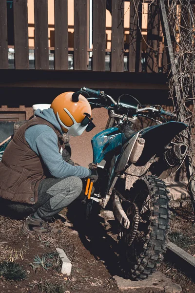 Emoji Pengendara Motocross Dengan Kacamata Hitam Mewah Mempersiapkan Sepeda Motornya — Stok Foto