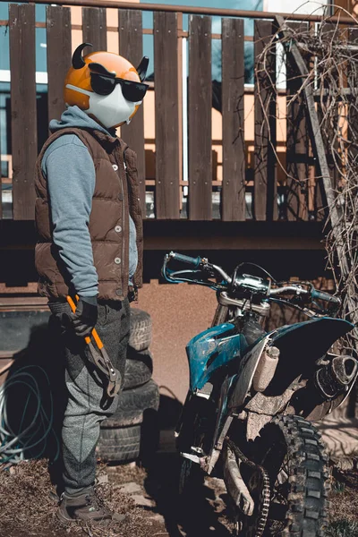 Pilota Motocross Emoji Con Occhiali Sole Nerd Neri Fantasia Preparando — Foto Stock