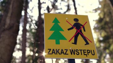 Polonya 'da komünizmin dönüşü. Bilgi levhasında ormana girişi yasaklayan bir tabela var. Yasak, Polonya anayasasına uymuyor. PIS, koronavirüs salgını sırasında insan haklarını ihlal ediyor.