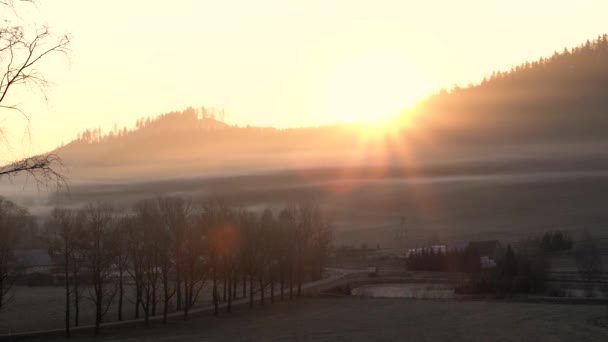 Nascer Sol Vale Sol Que Emerge Atrás Montanha Primavera Polónia — Vídeo de Stock