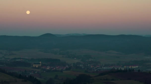 Zonsopgang Chelmsko Slaskie Volle Maan Zichtbaar Aan Horizon Neder Silezië — Stockvideo