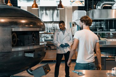 Wroclaw, Polonya - 20 Aralık 2019: Shell istasyonundaki restoranın resmi açılışı Katy Wroclawskie 'de gerçekleşti. Mutfak şefi Marana Forni Gea pizza fırınını açıyor..