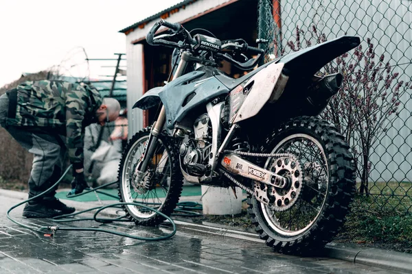 Maret 2020 Motocross Yamaha 250R Telah Dicuci Oleh Anak Muda — Stok Foto