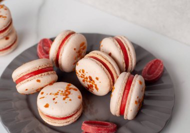 Tabakta çilekli kurabiye var.