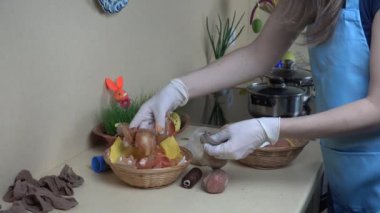 Geleneksel Paskalya yumurtaları Soğan kabuğu ile boyama.