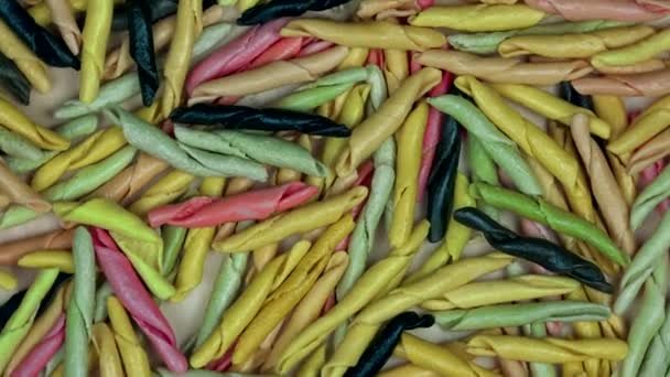 Kleurrijke handgemaakte Italiaanse pasta eten. Draaitafel linksom — Stockvideo