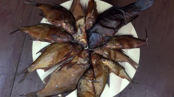 魚の燻製料理。ターン テーブル. — ストック動画