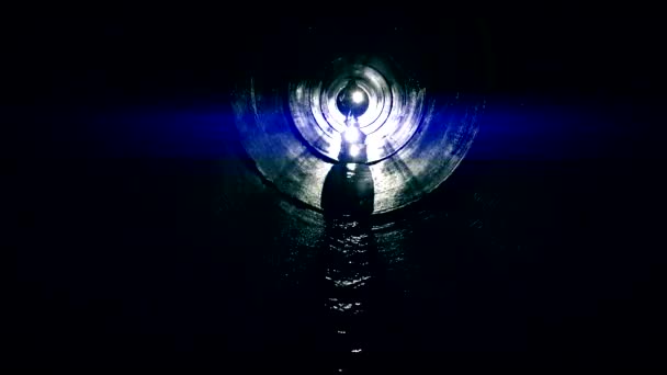 Menselijke silhouet in donkere labyrint tunnel afslag zoekt. — Stockvideo