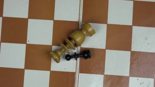 Houten chess cijfers liegen op schaakbord. draaitafel — Stockvideo