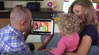 Sevgi dolu aile izlerken aile video film