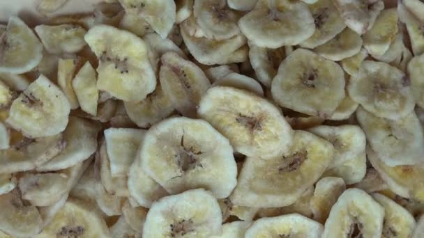 Fatias de banana secas. plataforma giratória no sentido horário — Vídeo de Stock