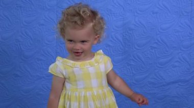 Sevimli kız kamera için çeşitli gerçek duygular gösterilen. Poz çocuk