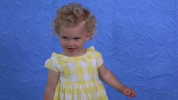 Roztomilá dívka ukazuje různé skutečné emoce do kamery. Dětské lodě — Stock video