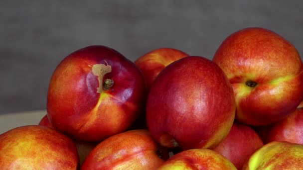 Stapel nectarine rijpe vruchten. Gezonde voeding. draaitafel tegen de klok in — Stockvideo