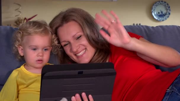 Mãe com filha sopro beijo ao pai em tablet vídeo conversa — Vídeo de Stock
