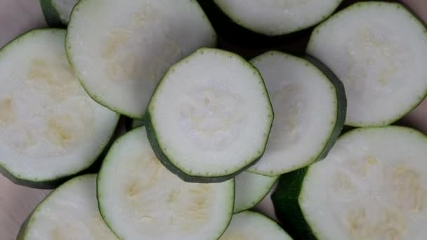 Zucchini-Zucchini-Gemüse in Scheiben geschnitten. Drehscheibe Nahaufnahme. — Stockvideo