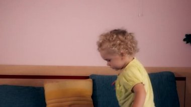 Hiperaktif çocuk kız yatak odasında yatağın üzerinde atlama