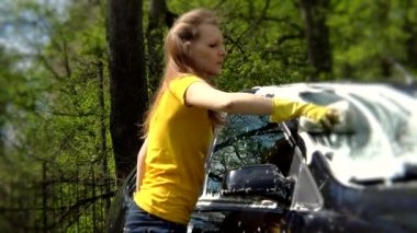 Güzel kız sünger ile onu arabayı yıkar.