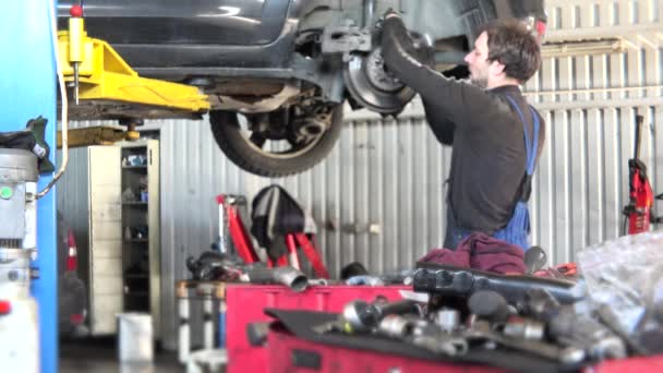 Mechanic auto rem controlesysteem in een workshop — Stockvideo