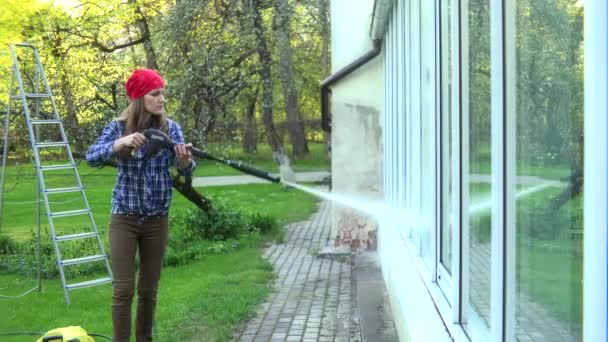 Professionelle Arbeiter reinigen schmutzige Fenster mit Hochdruck-Wasserstrahl — Stockvideo