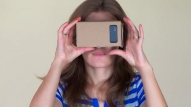 Hava çok dokunaklı ve bir şey yakalamak vr gözlüklü genç kadın. Sanal gerçeklik