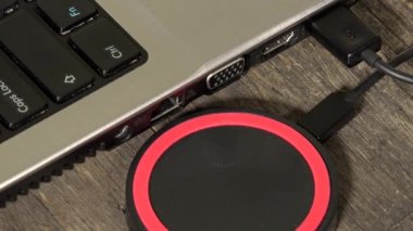 Kablosuz şarj dizüstü bilgisayara bağlı el yer akıllı telefon