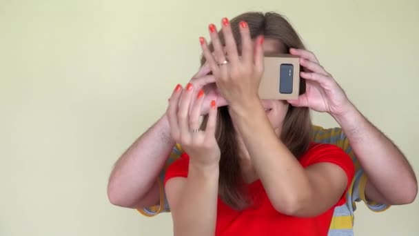 Mann mit Virtual-Reality-Brille im Gesicht der Frau. Nahaufnahme — Stockvideo