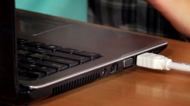 El HDMI ekran kablosunu dizüstü bilgisayardan çıkarın. Portre
