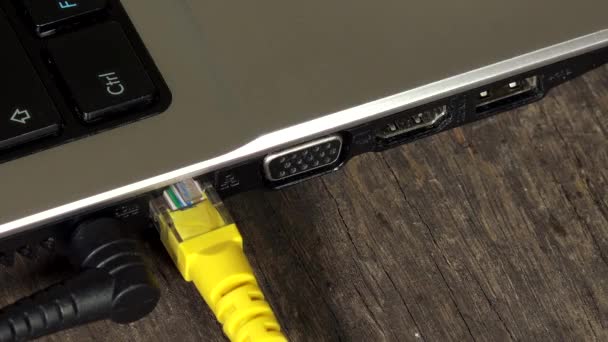 Mujer mano conectar internet lan cable desde el ordenador portátil. Primer plano. — Vídeos de Stock