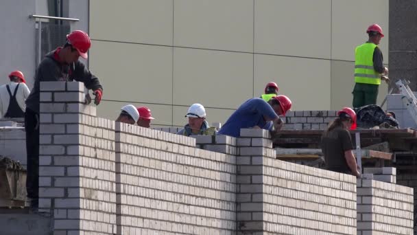 Equipe de trabalhador profissional que estabelece parede da casa de tijolo branco — Vídeo de Stock