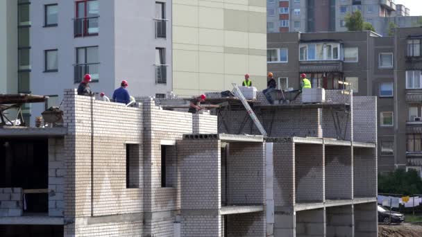 Professionele werknemers bouwteam leggen bakstenen muur — Stockvideo