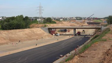 Yoğun otoyol inşaat işleri. Yetenekli insanlar cihazlar kullanılıyor. Yakınlaştır