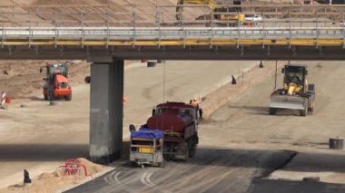 Modern yolun inşaat işleri. Vınlamak dışarı