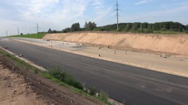 Vasıflı işçiler Otoban yol çizgi bina ağır makine kullanarak. Panorama