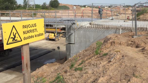 Sinal de aviso na borda do canteiro de obras rodoviárias — Vídeo de Stock