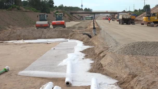 在新的公路建设中使用的各种材料。向下倾斜 — 图库视频影像