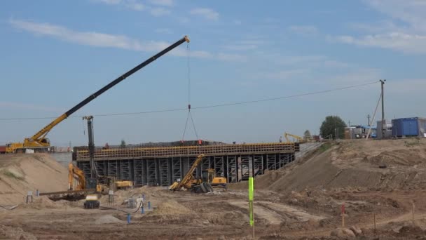 Nieuwe snelweg wegenbouw werkt. Herverdeling van de grond en viaduct gebouw — Stockvideo