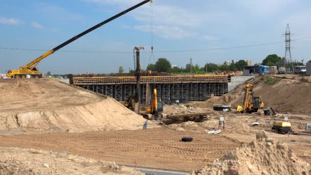 Brigada de trabajadores construyendo viaducto de carretera con equipo especial — Vídeo de stock