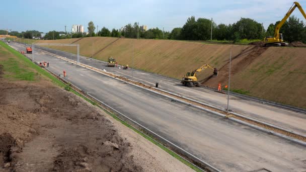 Acabamento de obras de construção de rodovias. Solução de redução de tráfego urbano — Vídeo de Stock