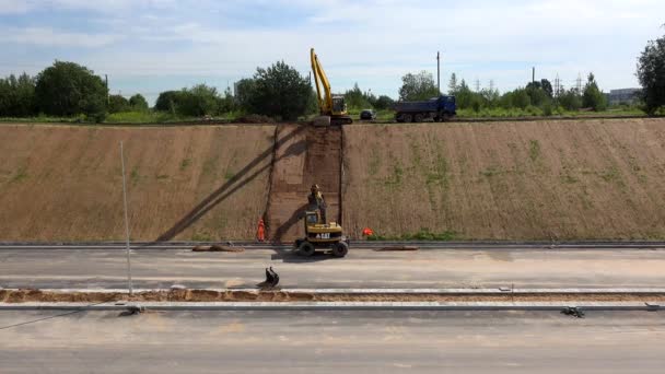 Maquinaria excavadora pendiente nivel y hierba crecen en la carretera colina rápida. Inclinarse hacia abajo — Vídeo de stock