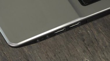 El dizüstü bilgisayar için iki Usb kabloları tel bağlayın. portre