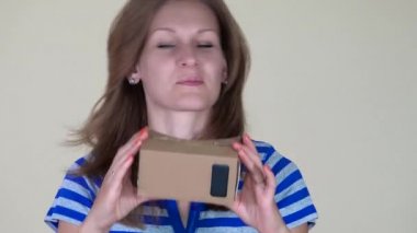 VR sanal gerçeklik gözlük kullanan oynak gülümseyen kadın. portre