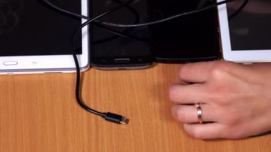 El Tablet ve telefon fişler için mikro usb kablosunu bağlayın